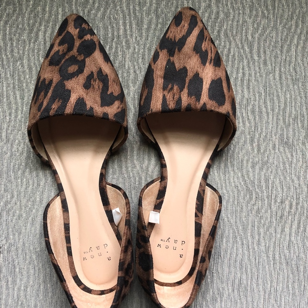 Like new, leopard pointed toe flats.